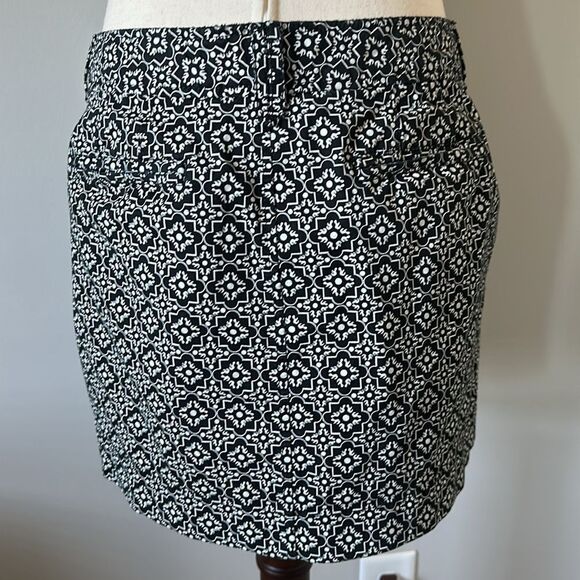 Sz 8 Old Navy black and white pattern skirt with pockets - Picture 5 of 7